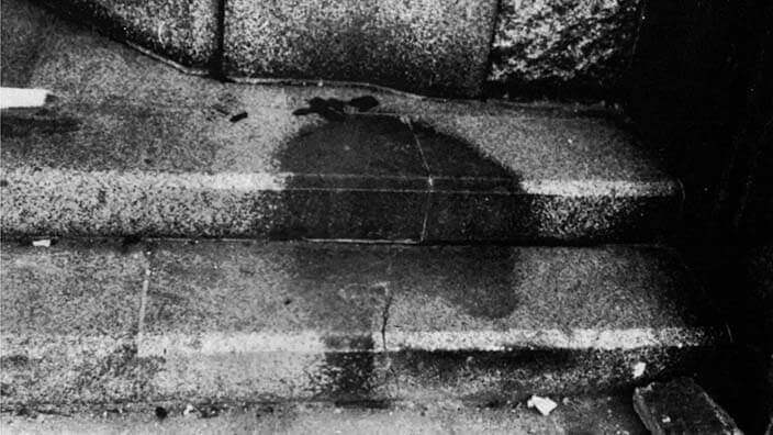 Outra sombra de uma pessoa perto de uma escada.