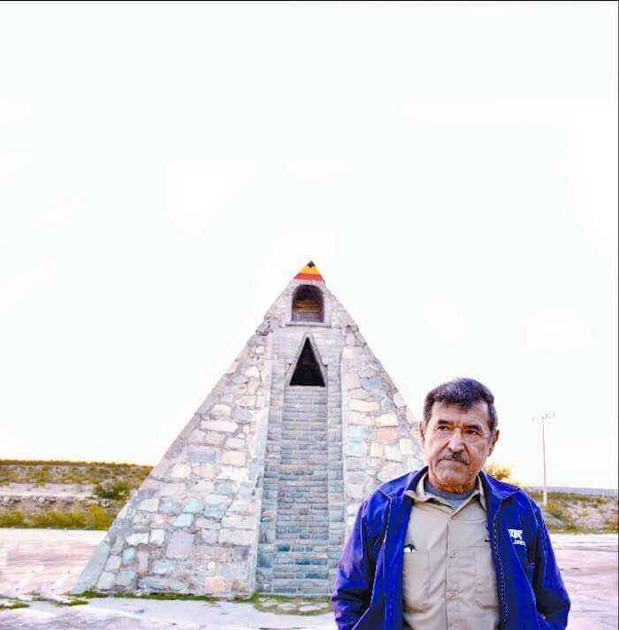 Raymundo Corona na frente sua pirâmide.