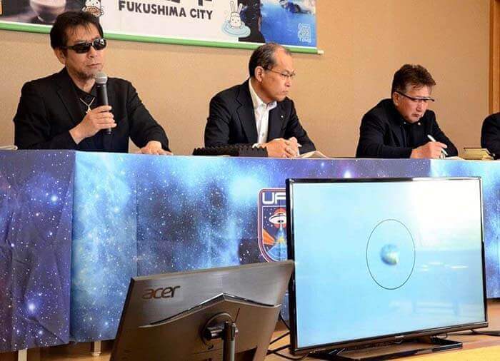 Takeharu Mikami, chefe do Laboratório Internacional de OVNIs, à esquerda, apresenta imagens que o grupo acredita serem mais prováveis ​​de OVNIs reais, na cidade de Fukushima.