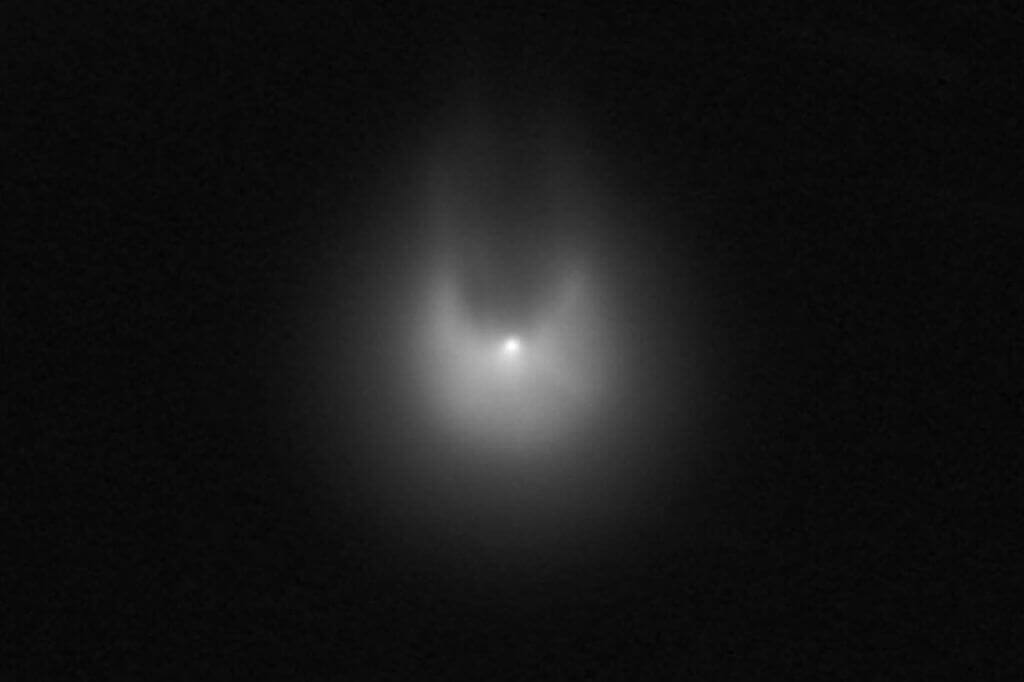 Um cometa recentemente surpreendeu os astrônomos com sua forma curiosa; ela usa duas saliências estranhas que a fazem parecer uma nave espacial icônica da série Star Wars