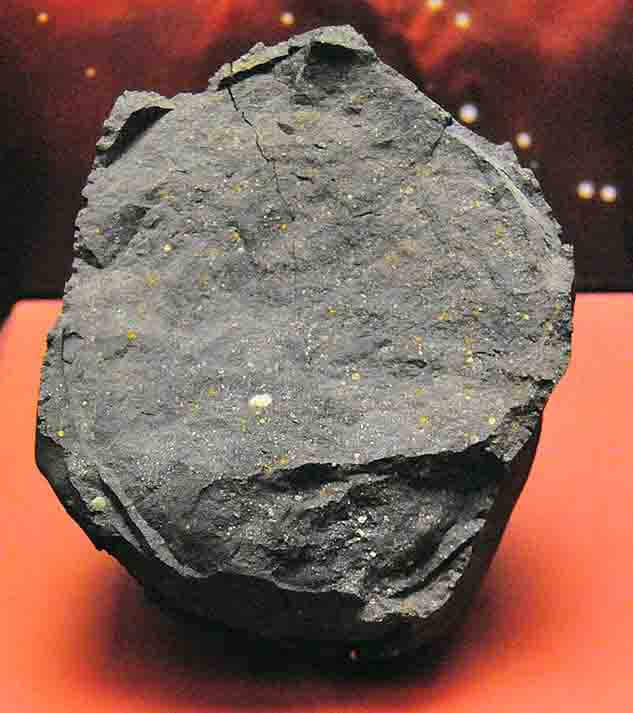 Um grande pedaço do meteorito Murchison, um dos meteoritos mais importantes já encontrados.