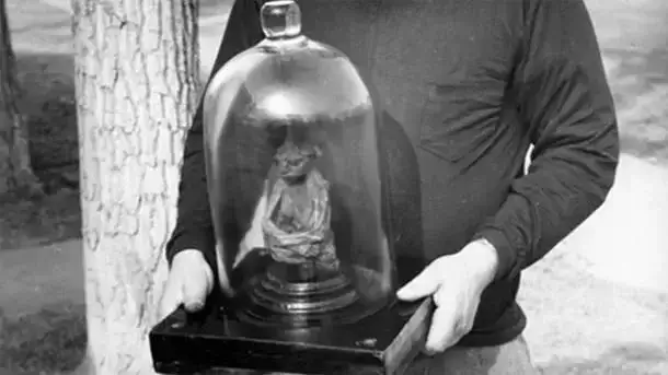 Bob David segura a múmia da Montanha de São Pedro, por volta de 1950.