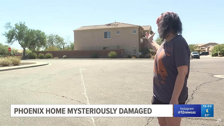 Lisa Sikorski mostrando sua casa danificada