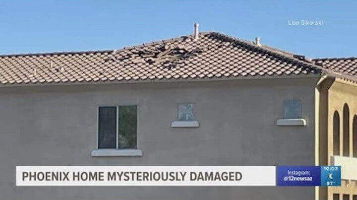 O telhado da casa ficou parcialmente danificado.