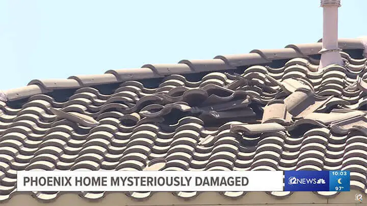 O telhado da casa ficou parcialmente danificado(imagem ampliada).