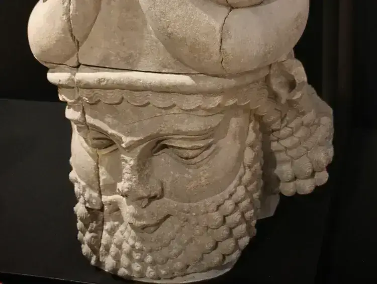 A cabeça do Lamassu foi roubada em 1995, antes de ser recuperada e colocada no Museu Iraquiano em Bagdá.