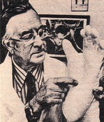 Dr. Geoffrey Bourne mostra um molde do pé de um suposto Pé Grande.