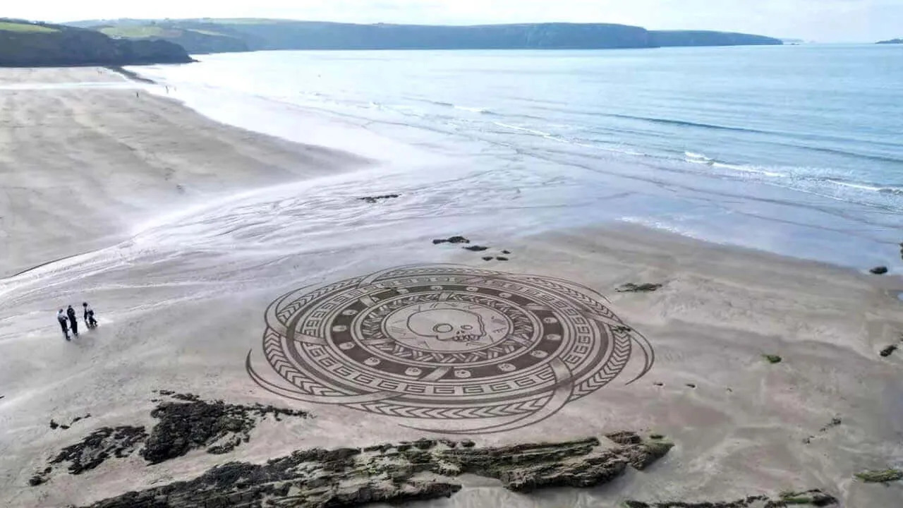 Um misterioso “código” aparece numa praia do País de Gales e apelam aos residentes para o decifrarem