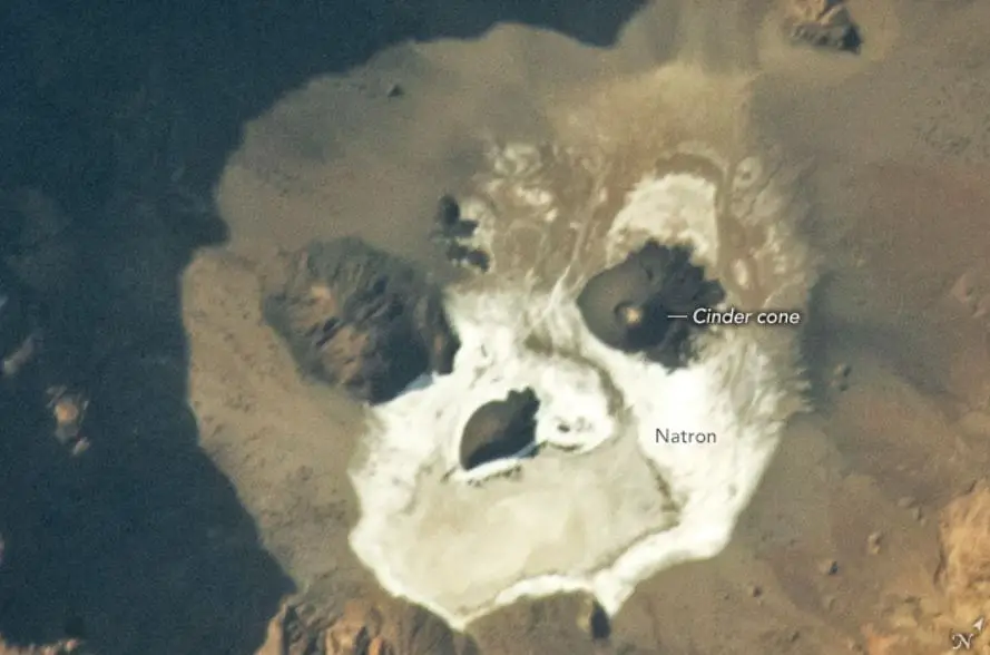 A NASA compartilhou uma fotografia de astronauta de uma estrutura em forma de crânio, composta de natrão, cones de cinzas e sombras, escondida em uma caldeira gigante no deserto do Saara.