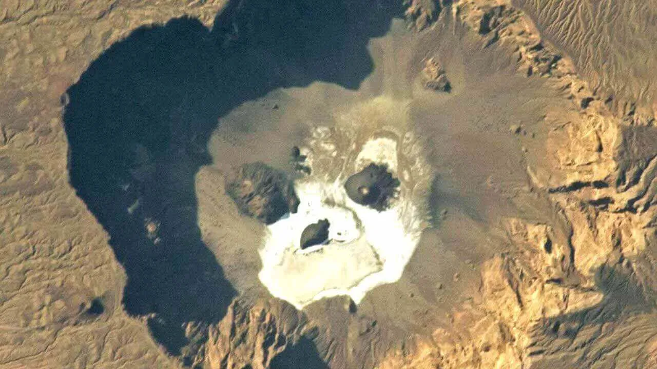 Astronauta captura imagem de um “crânio” no deserto do Saara