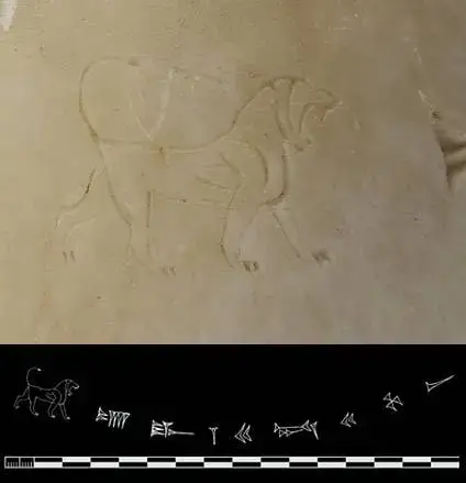 Detalhe de um jarro de alabastro com a inscrição de um leão e o nome e título de Sargão (não visível na foto, mas representado abaixo).