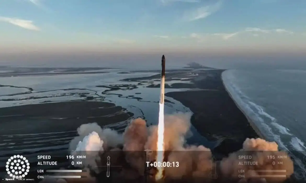 Imagem do foguete Starship, da SpaceX, no ar segundos após lançamento.