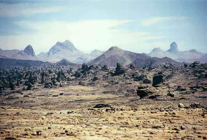 Os Tibesti são um grupo de vulcões inativos que formam uma cordilheira na área central do deserto do Saara.