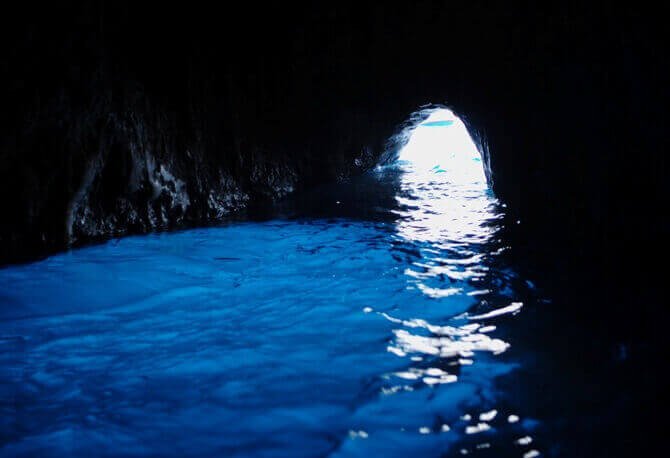 A Gruta Azul (em italiano Grotta Azzurra) é uma caverna marinha na costa da ilha de Capri, no sul da Itália.