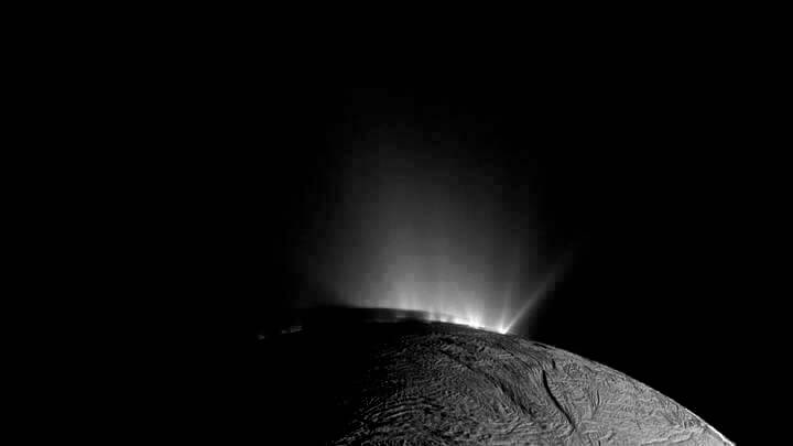 A água do oceano subterrâneo da lua de Saturno, Encélado, projeta-se de grandes fissuras para o espaço. A sonda Cassini da NASA, que capturou esta imagem em 2010, coletou partículas de gelo.