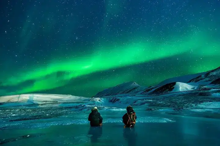 A aurora polar é um fenômeno óptico composto de um brilho observado nos céus noturnos nas regiões polares, em decorrência do impacto de partículas de vento solar com a alta atmosfera da Terra, canalizadas pelo campo magnético terrestre. Em latitudes do hemisfério norte é conhecida como aurora boreal.