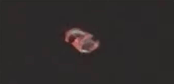 Espiral giratória aparece no céu noturno da Califórnia