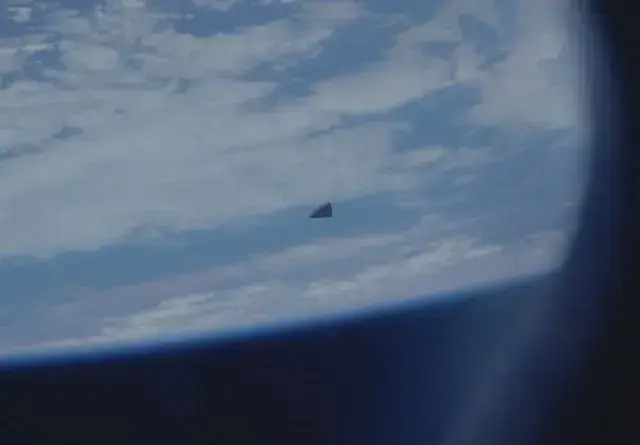 Foto da NASA de um OVNI triangular na órbita terrestre.