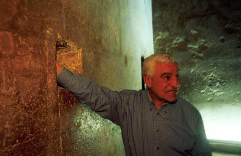 O arqueólogo egípcio Zahi Hawass falou ao The Sun sobre seus planos para investigar três pequenas portas escondidas nos poços da Grande Pirâmide.