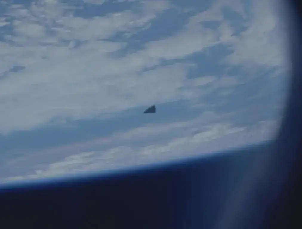O mistério da foto da NASA de um OVNI triangular na órbita terrestre