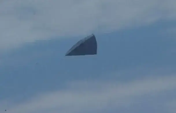 O mistério da foto da NASA de um OVNI triangular na órbita terrestre.
