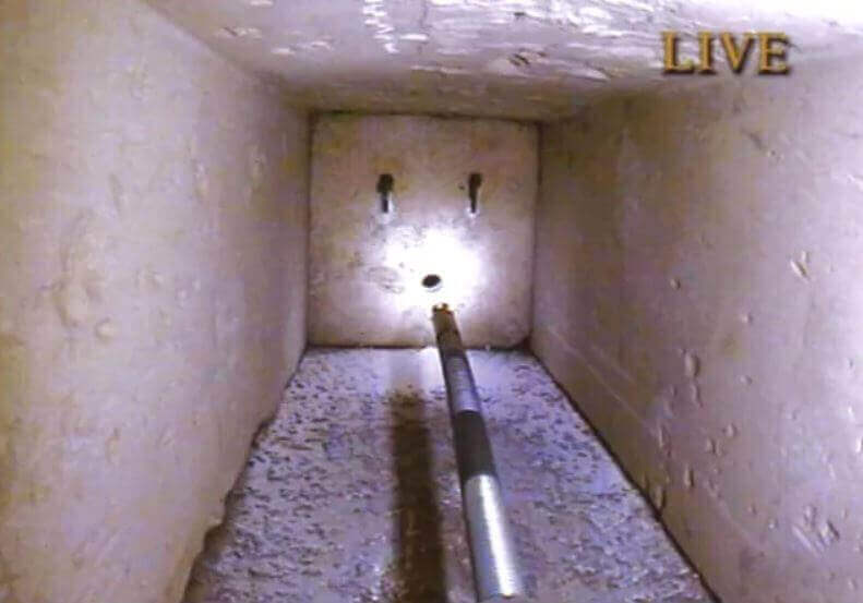 Uma investigação anterior enviou uma pequena câmera através de uma das portas de pedra com alças de cobre na câmara da Rainha.