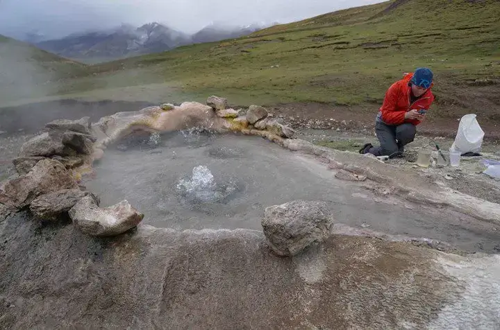 Ao recolher amostras de gases de hélio em centenas de nascentes no sul do Tibete, os investigadores identificaram locais onde as rochas do manto estavam mais próximas da superfície.