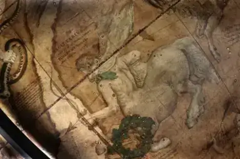 Detalhe dos desenhos das constelações nas esferas celestes. Nesta ocasião, o de uma figura mitológica: O Centauro.