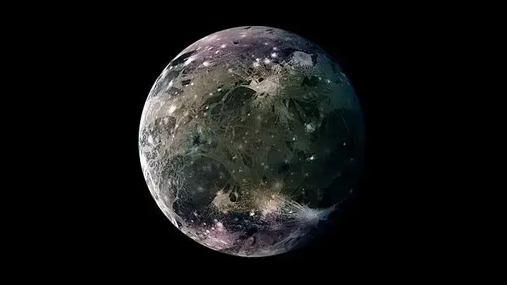 Fotografia do lado oculto de Ganimedes tirada em 29 de março de 1998 a quase um milhão de quilômetros pela sonda Galileu.