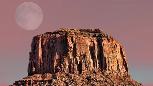 Nascer da lua sobre Monument Valley no Navajo Tribal Park, no Arizona.