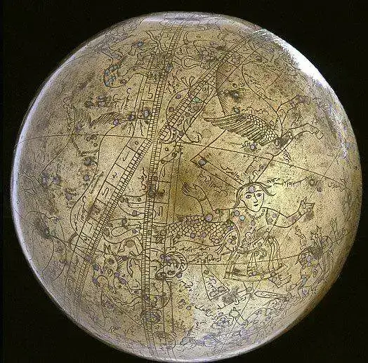 Uma esfera celestial perfeita feita por Muhammad Saleh Thattvi, um metalúrgico mogol da Caxemira, em 1631, para o imperador Shah Jahan, considerada um grande feito de engenharia.