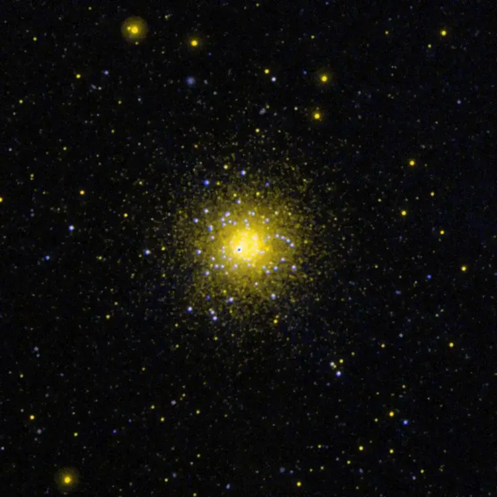 NGC 1851 é um aglomerado globular classe II localizado na constelação de Columba. Foi descoberto em 1826 pelo astrônomo britânico James Dunlop.