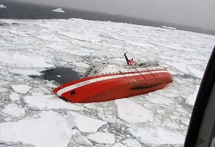 O MS Explorer inclinou para estibordo na sexta-feira depois de atingir gelo submerso.