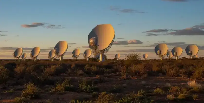 O radiotelescópio MeerKAT, um megaprojeto científico com 64 equipamentos, foi inaugurado na remota cidade de Carnarvon, na África do Sul.
