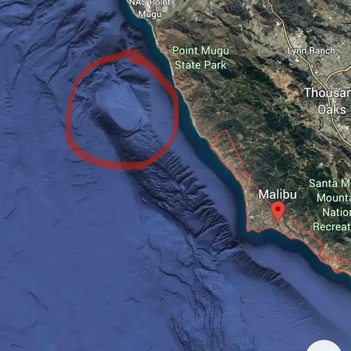 A anomalia subaquática na costa de Malibu do Google Maps.