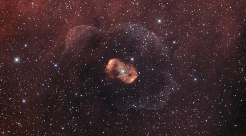 Esta é a nebulosa bipolar catalogada como NGC 6164 e NGC 6165. O objeto acima é conhecido no mundo astrofotográfico como Ovo do Dragão de Ara.