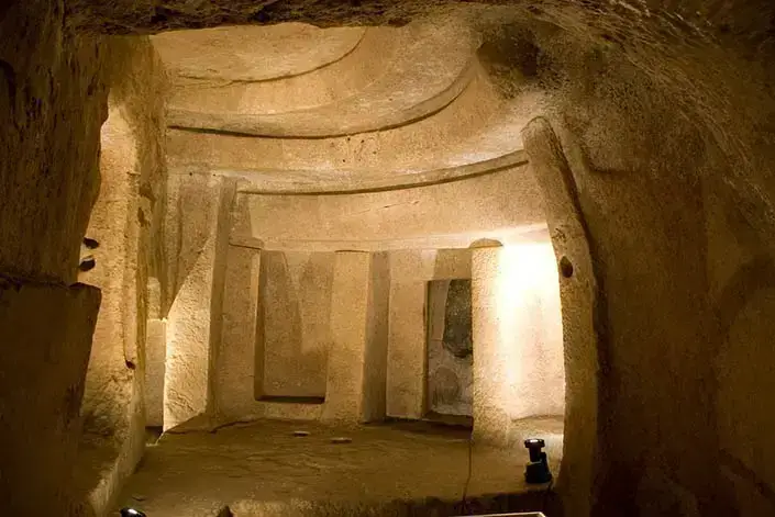 O Hipogeu de Hal Saflieni é o único templo subterrâneo prehistórico conhecido; foi escavado por volta de 2500 a.C.