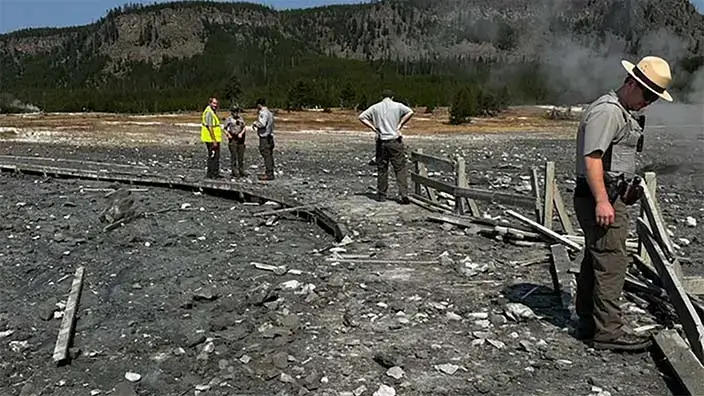 Autoridades do Parque Nacional de Yellowstone investigam após uma explosão hidrotérmica em Biscuit Bay em 23 de julho de 2024.