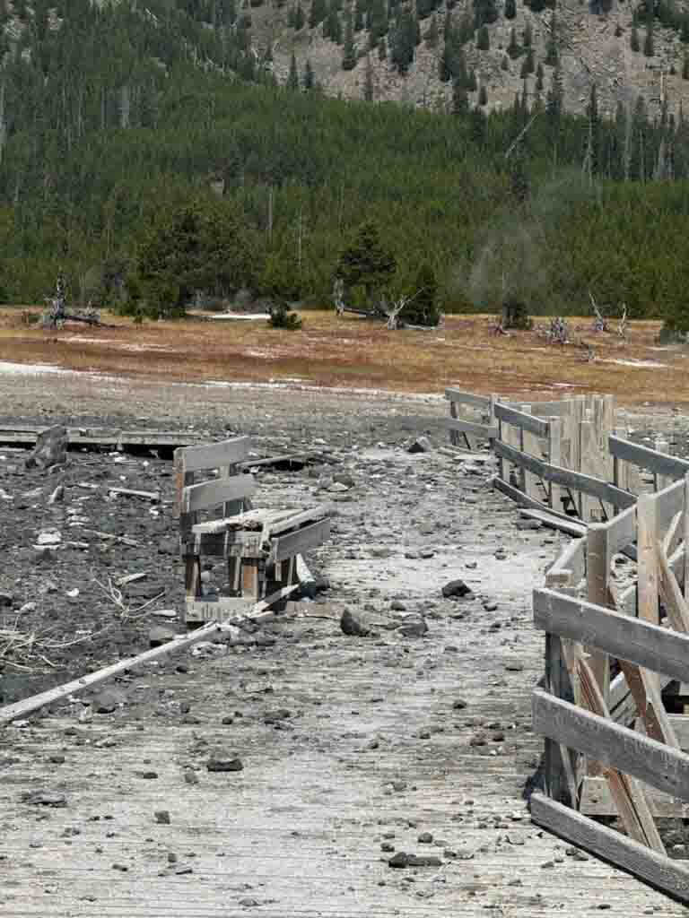 Danos ao longo de um calçadão perto da Black Diamond Pool no Parque Nacional de Yellowstone após a explosão.