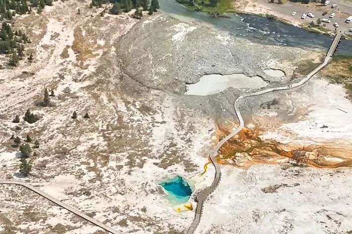 Esta foto aérea divulgada pelo National Park Service mostra os calçadões danificados de Biscuit Basin após uma explosão.