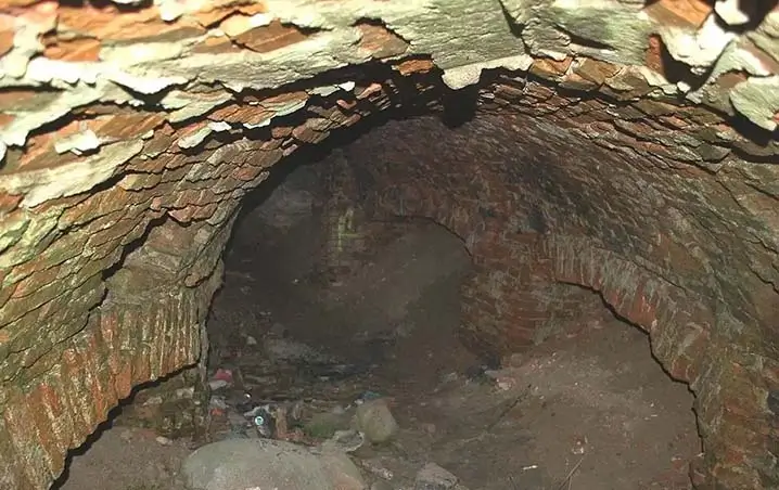 Em Varsóvia, arqueólogos escavaram um túnel antigo no qual, de acordo com registros históricos, reuniões de maçons ocorreram. Ao explorar o local, cientistas descobriram artefatos que datam do século XVII.