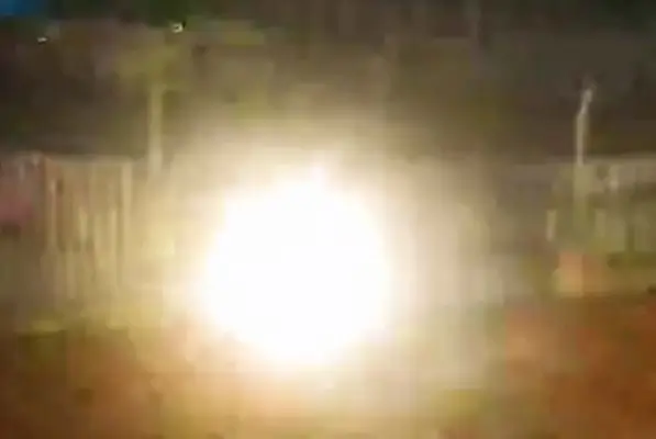 Relâmpago globular ou UAP? Em 23 de julho, uma câmera de vigilância no quintal de um morador na cidade de Chifeng, na Mongólia Interior, capturou o fenômeno. (Captura de tela do vídeo) Relâmpago globular ou UAP? Em 23 de julho, uma câmera de vigilância no quintal de um morador na cidade de Chifeng, na Mongólia Interior, capturou o fenômeno. (Captura de tela do vídeo)