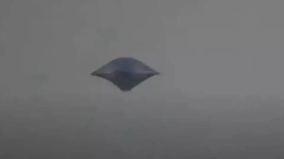 Frame do vídeo que registra o OVNI triangular.
