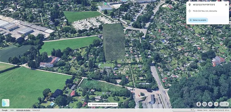 Cubo flutuante capturado pelo Google Earth